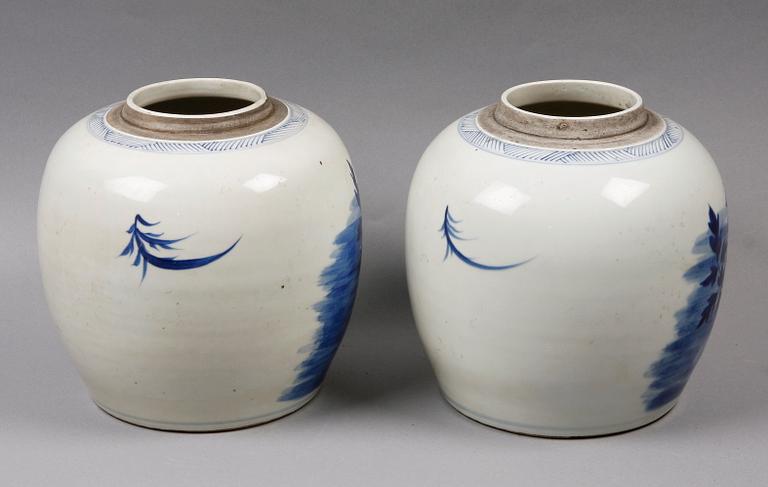 BOJANER, ett par. Porslin. Kina.