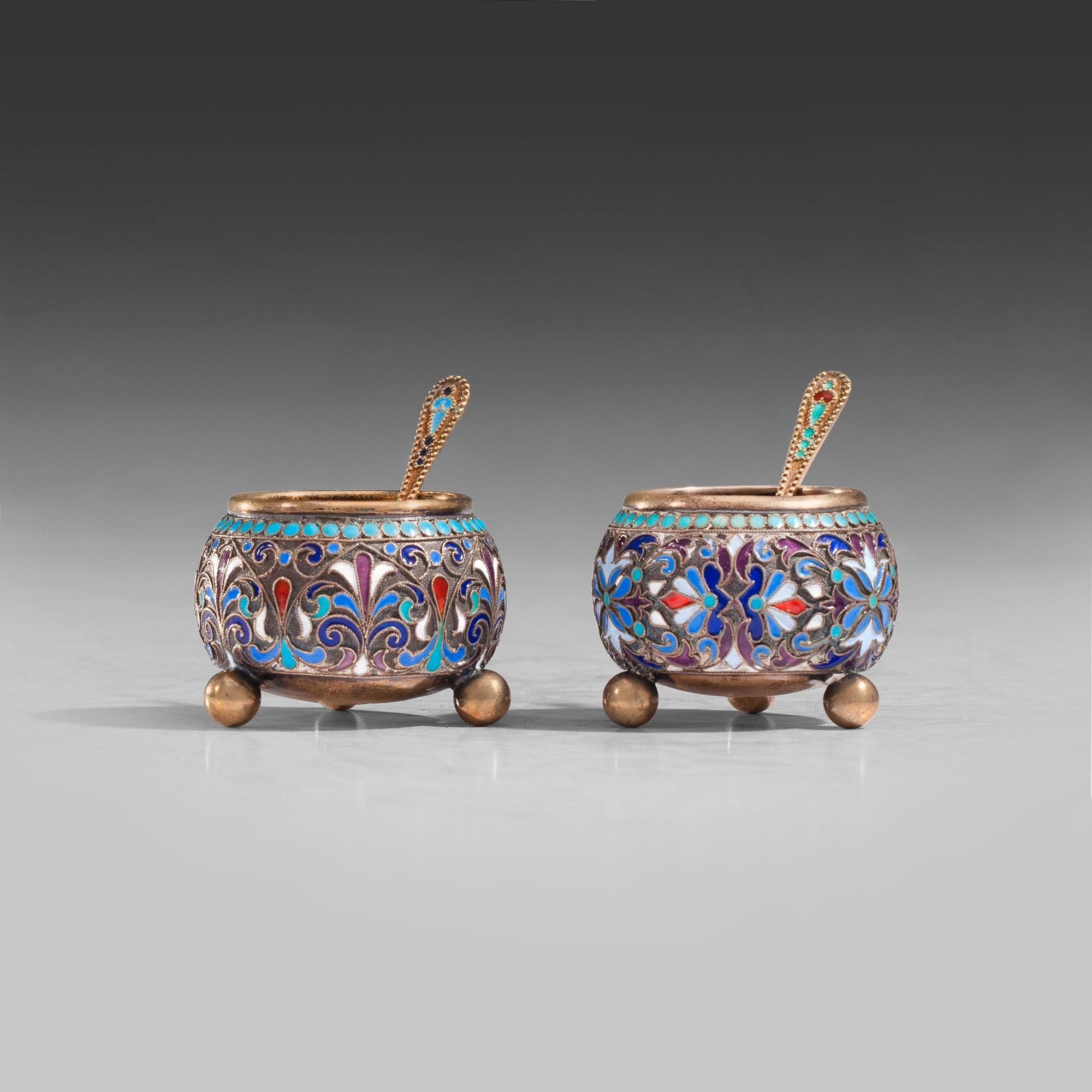 CLOISONNÉ SALTKAR, ETT PAR.