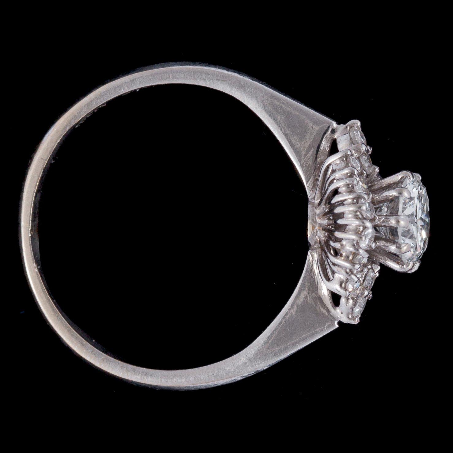 RING, briljantslipad diamant, ca 0.60 ct samt mindre åttkantslipade diamanter, tot. ca 0.16 ct.