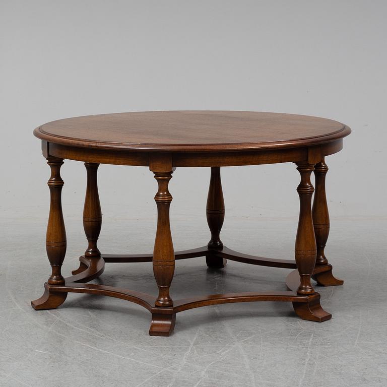 SVEN THORESEN & TORGNY ROLLOF, A mahogany coffee table, Nordiska Kompaniet, 1940.
