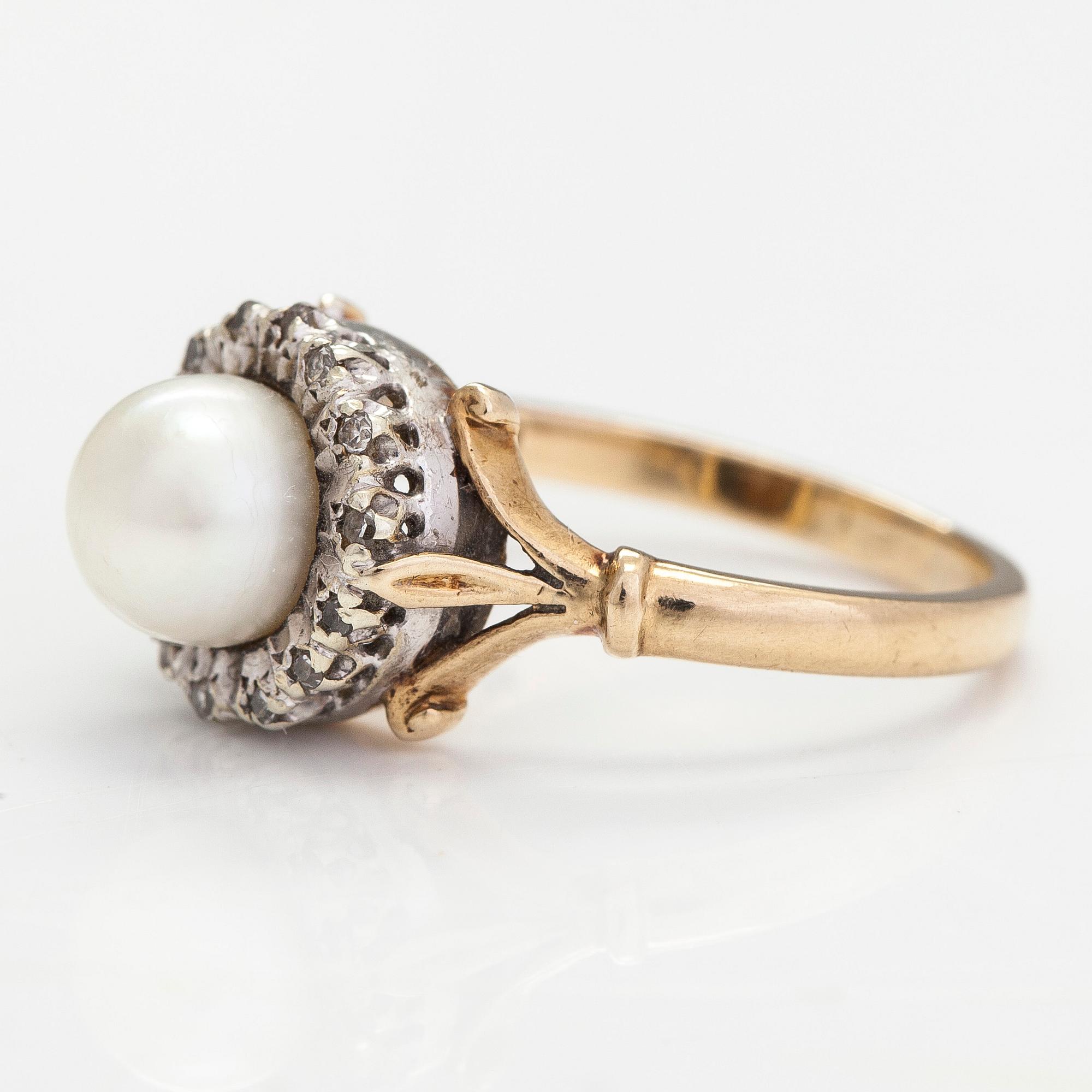 Ring, 9K guld, odlad pärla och diamanter ca 0.035 ct totalt. Storbritannien.