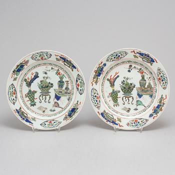 Two famille verte dishes, Qing dynasty, Kangxi (1662-1722).