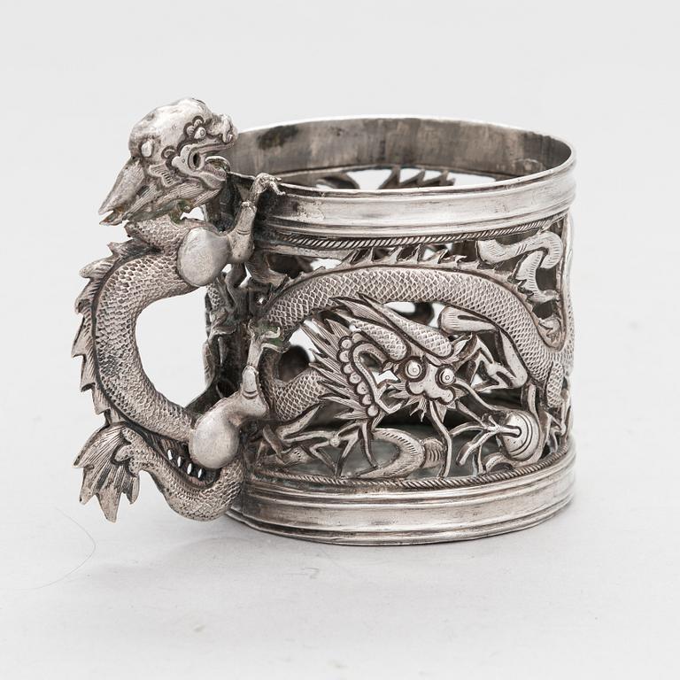 Teelasinpidike, hopeaa, Shanghai, Kiina vuosisadan vaihde 1800/1900. Tunnistamattomat leimat.