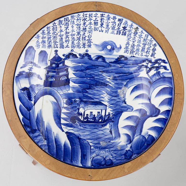 Bord med porslinsfat, ett par, Europa & Japan. omkring år 1900.