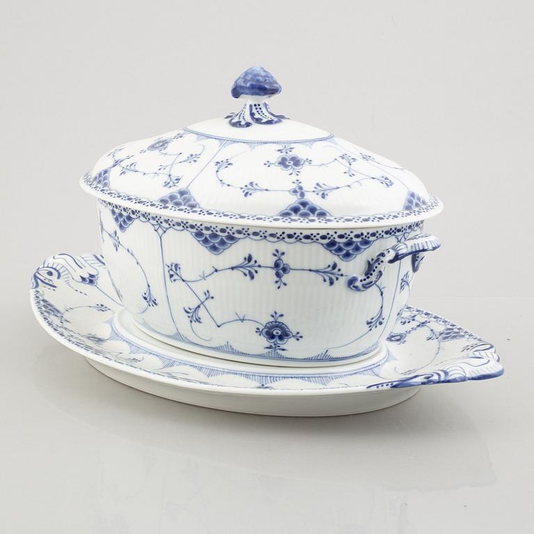 A 'Blue Fluted Half Lace' / 'Musselmalet' tureen with cover and stand, Royal Copenhagen, model 718 och 599, 1898-1923.