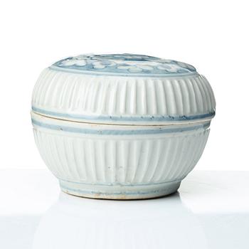 A large blue and white kraak box with cover, Ming dynasty, Wanli (1572-1620).