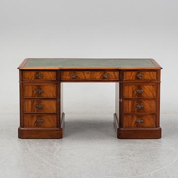 Skrivbord, engelskt, 1900-talets andra hälft, av Charles Barr.