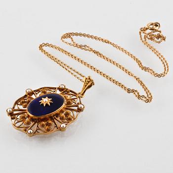 HÄNGE, 18K guld med emalj samt odlade pärlor, Gustav Dahlgren & Co, Malmö, 1942. Vikt 11,6 gram.