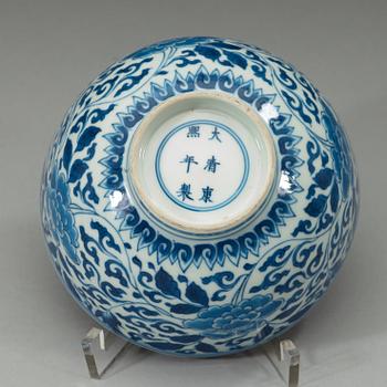 A blue and white bowl, Qing dynasty Kangxi (1662-1722). With Kangxis six characters mark and of the period.