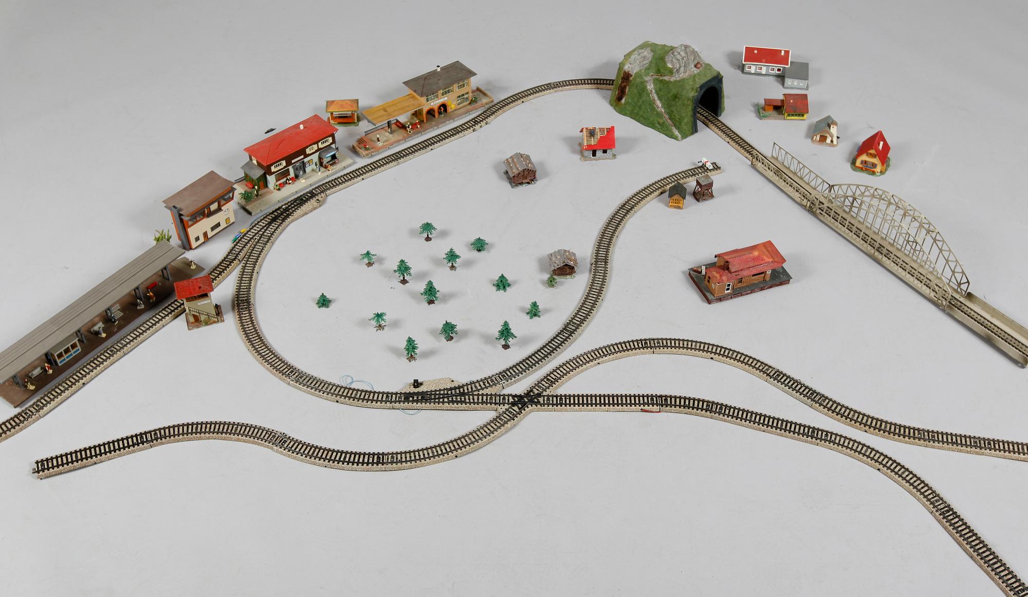 SAMLING TÅGRÄLS SAMT BYGGNADER, bl a Märklin.