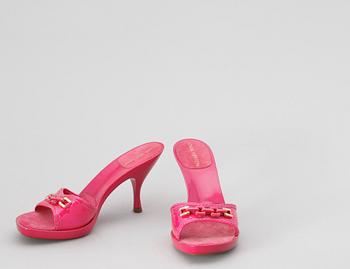 1379. A pair of pink lacquer slip-in by Louis Vuitton.