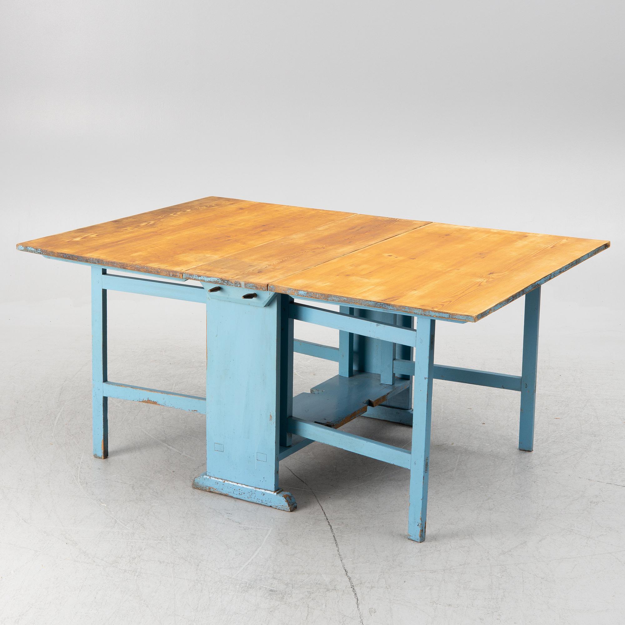 Drop-leaf table, 19th Century.