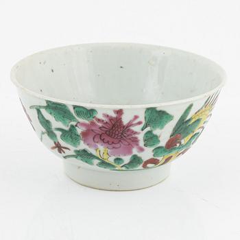 Vaser, ett par samt skål, porslin. Qingdynastin, 1800-tal.