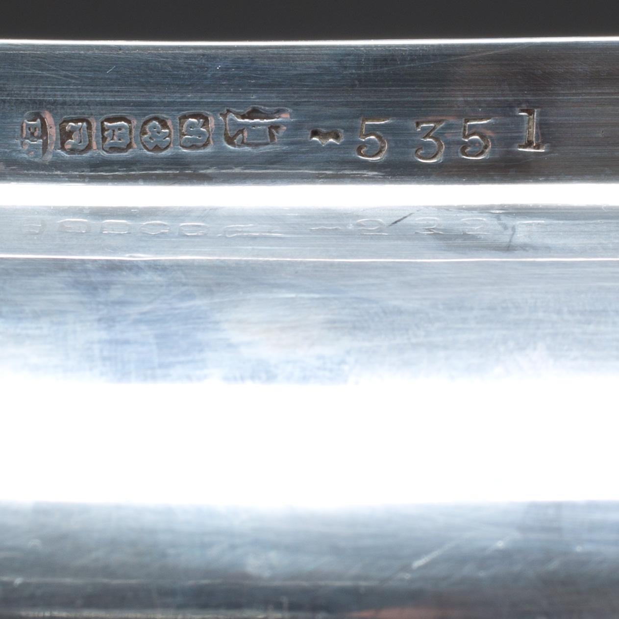 UPPLÄGGNINGSFAT MED LOCK, pläter, England. 1900-tal.