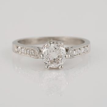RING, platina med gammalslipad diamanter samt 8 briljantslipade diamanter ct. Vikt 5,0 gram.