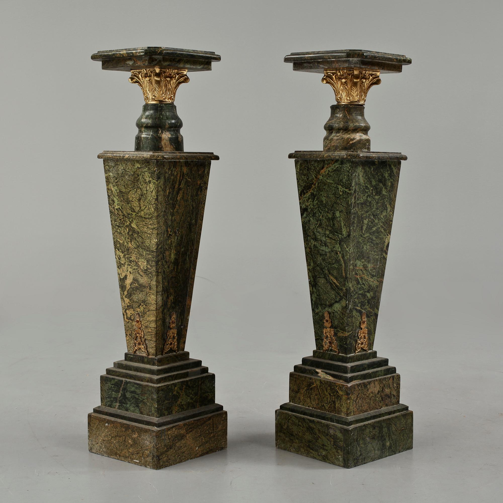 PIEDESTALER, ett par, 1900-talets fjärde kvartal.