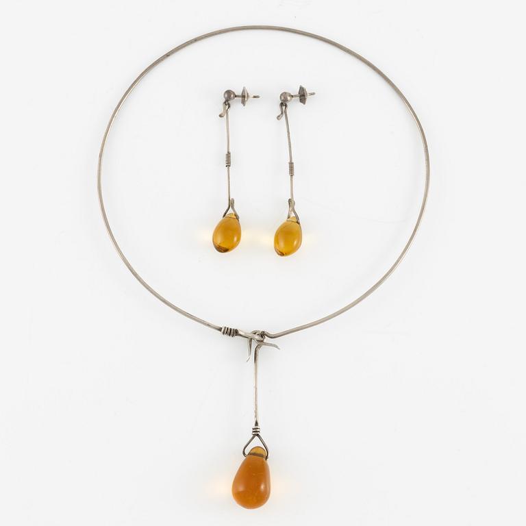 Vivianna Torun Bülow-Hübe, collier och örhängen, silver med bärnstensfärgade glasdroppar.
