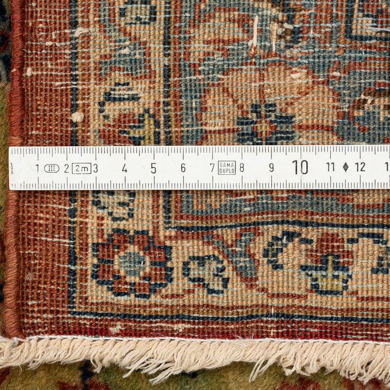 A semi-antique Kashan carpet, ca 426 x 305 cm.