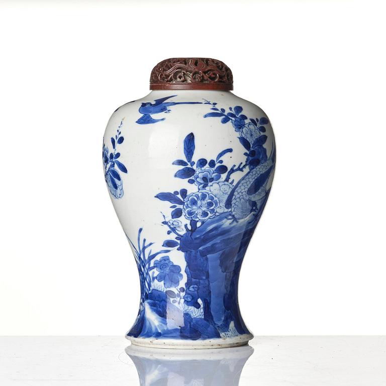 A blue and white vase, Qing dynasty, Kangxi (1662-1722).