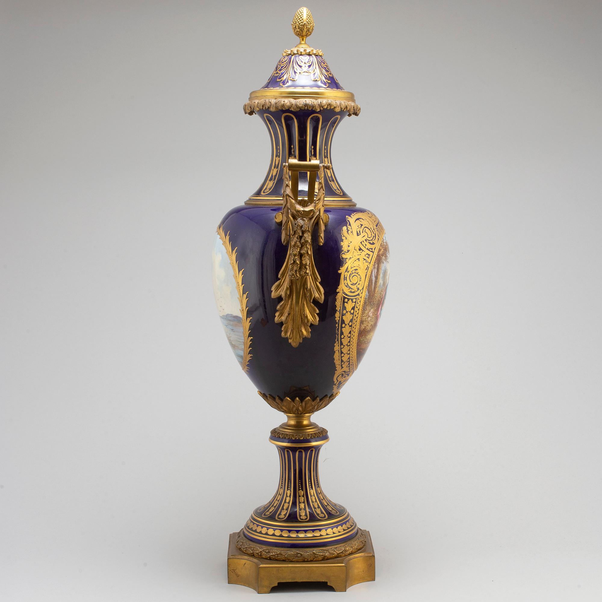 PRAKTURNA, porslin, brons, Sevresliknande märke, 1900-talets första hälft.
