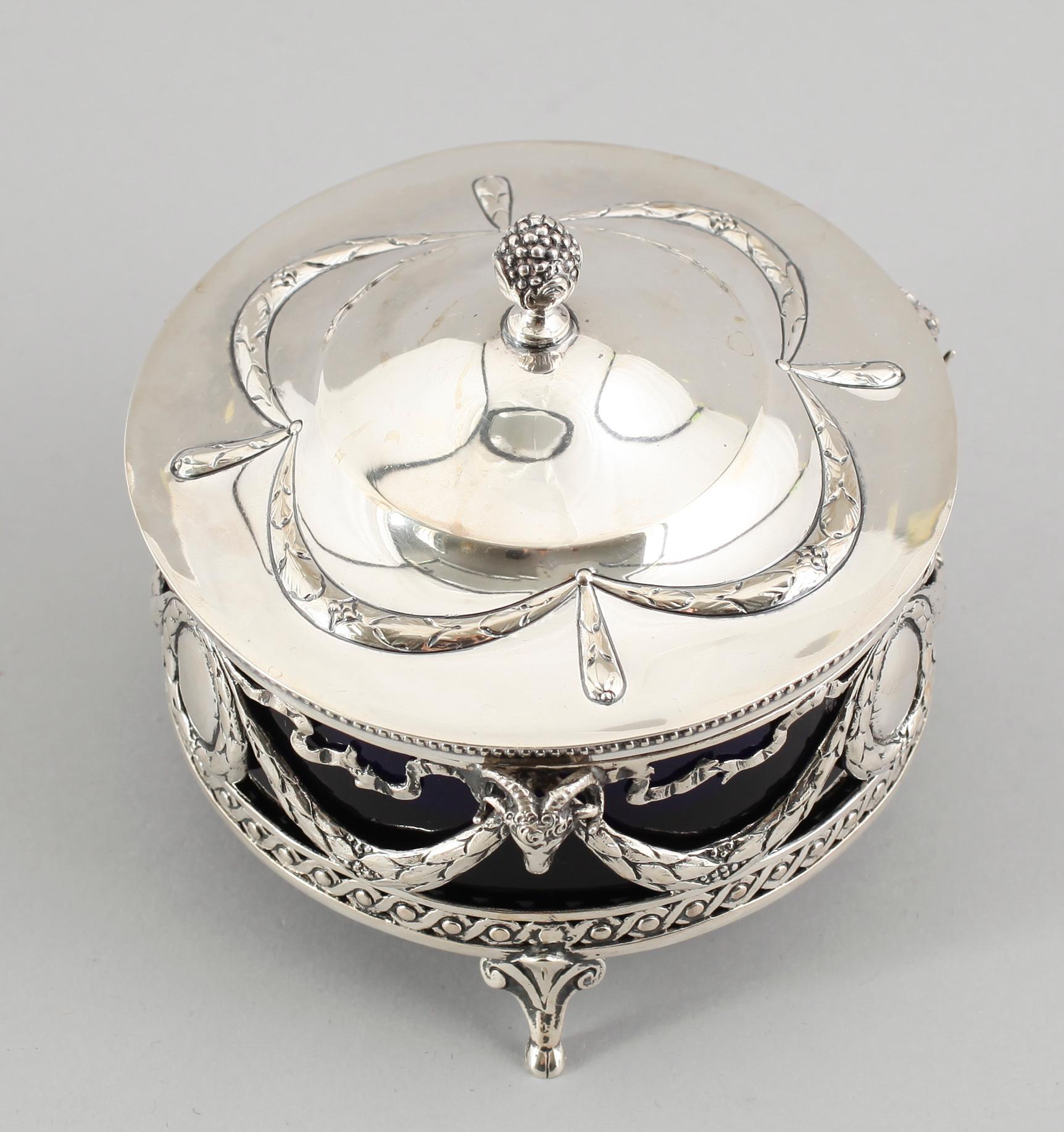 BONBONJÄR, silver, Tyskland, 1900-talets första hälft. Vikt ca 207 g.