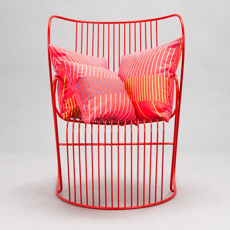 Björn Dahlström, nojatuoli, "Kaskad", Nola Design Furniture, Ruotsi, irtotyynyt "Vågsvall", Marimekko.