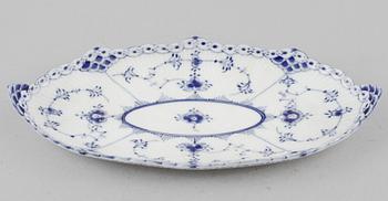 SERVISDELAR, 34 st, porslin, "Musselmalet", Royal Copenhagen, 1900-talets andra hälft.