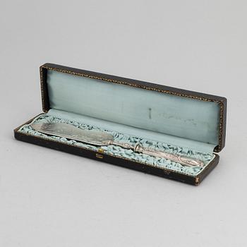 A French silver cake server, mark of Armand Fresnais, Paris (1877-1927).