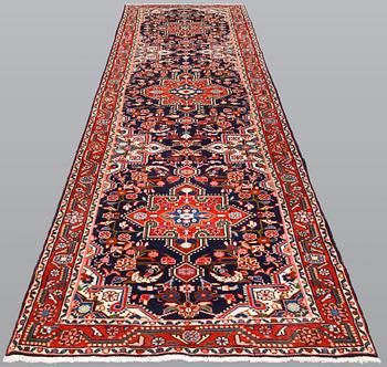 Gallerimatta, Mehraban, ca 396 x 104 cm.