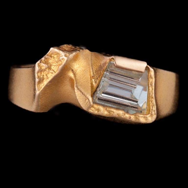 RING, guld 14K, akvamarin,  Björn Weckström Lapponia 1985. Vikt 4 g.