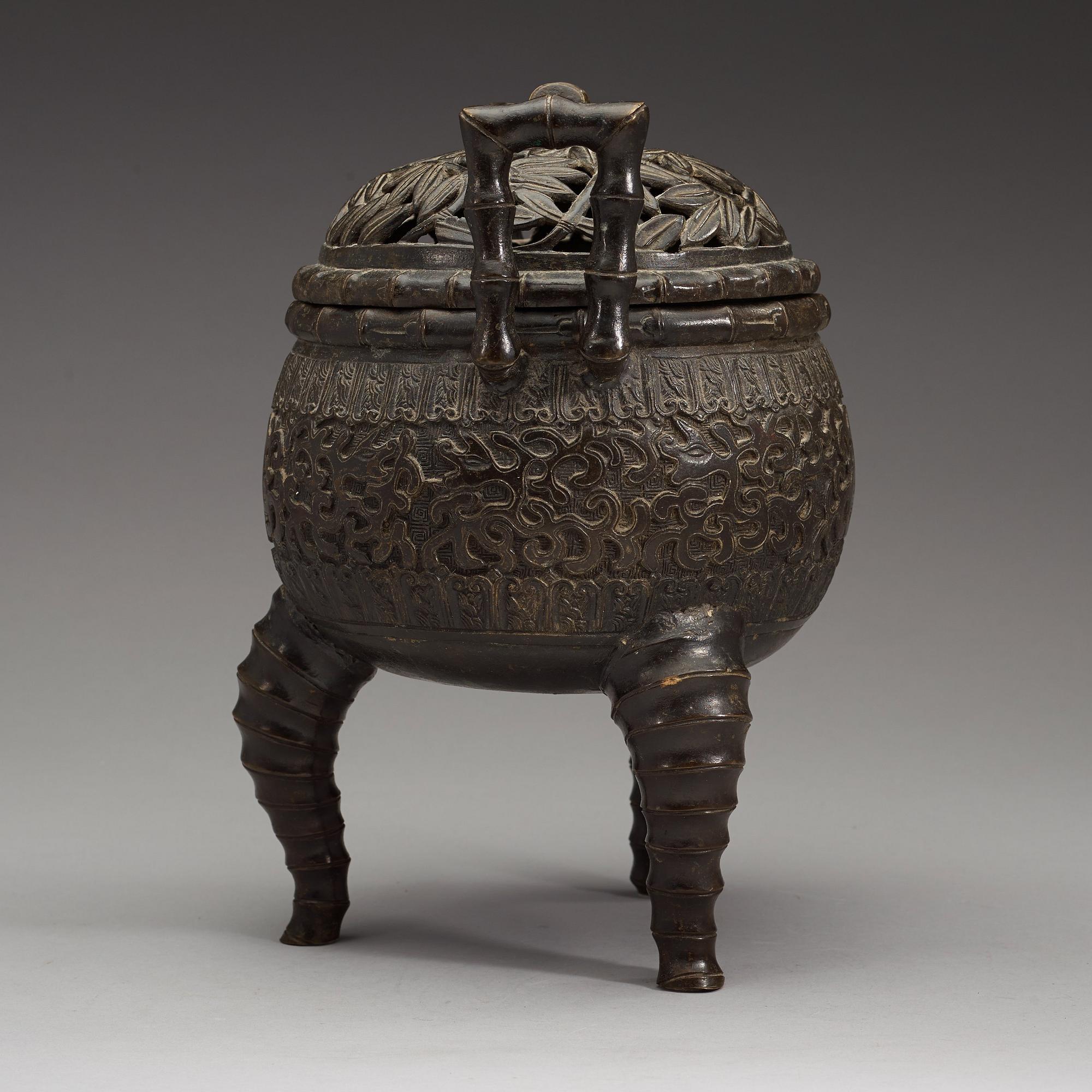 RÖKELSEKAR med LOCK, brons. Sen Qingdynasti (1644-1912).