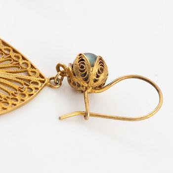 Yvone Christa, två par örhängen, silver, med genombruten dekor, med imitationsstenar.