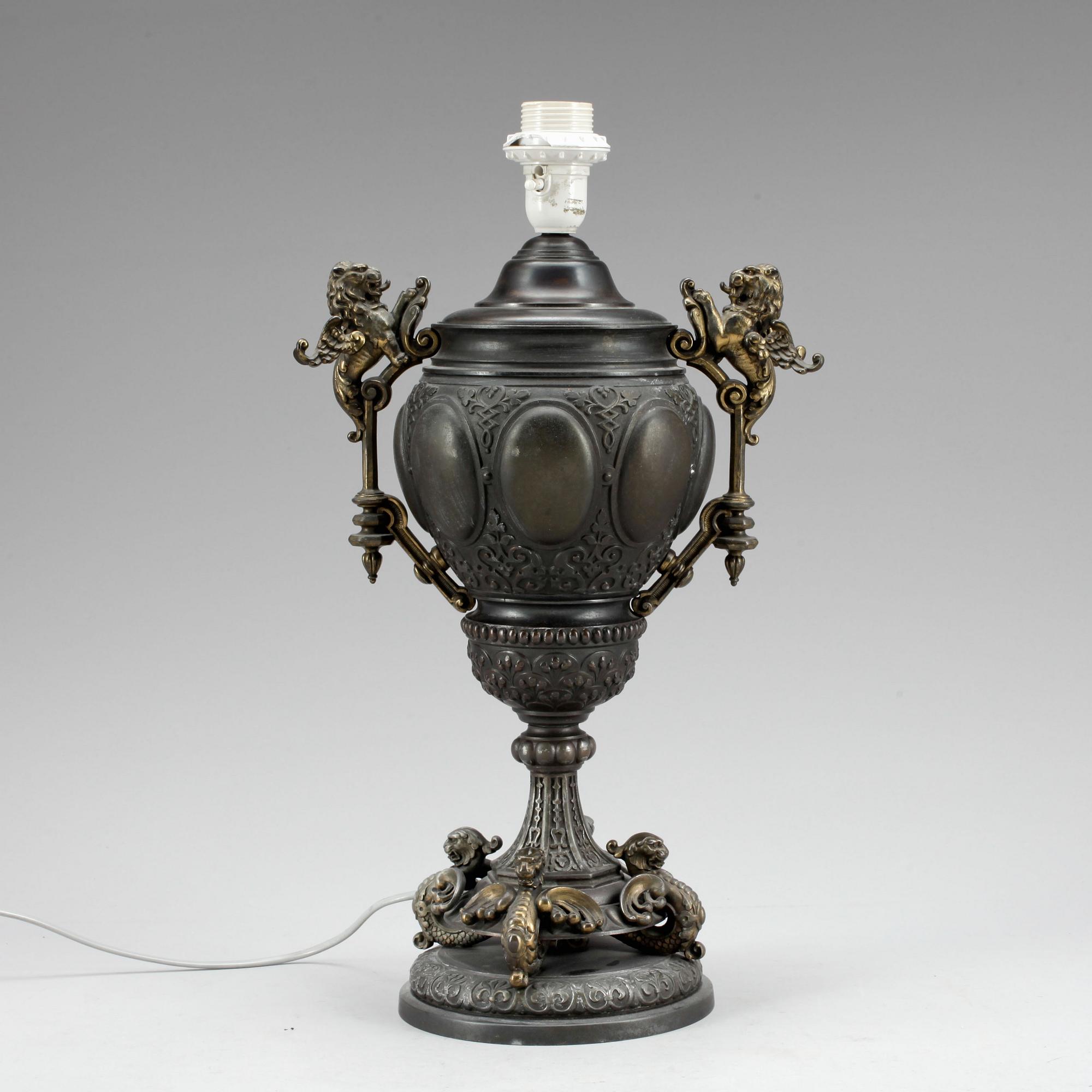 BORDSLAMPA, patinerad metall, nyrenässansstil, 1900-tal.