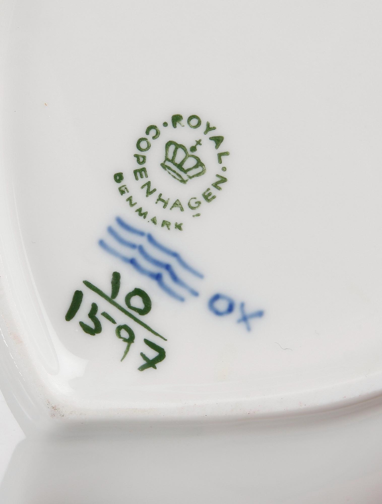 MAT- O KAFFESERVISDELAR, 53 st, porslin, "Blå blomst", Royal Copenhagen.