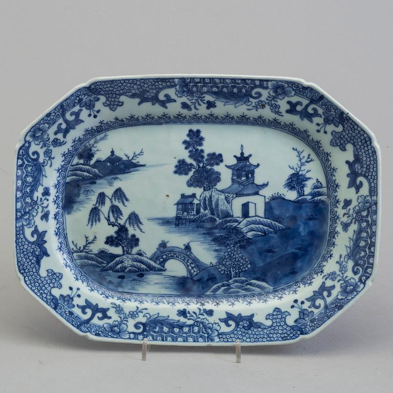 A large blue and white export porcelain dish, Qing dynasty, Qianlong (1736-95).