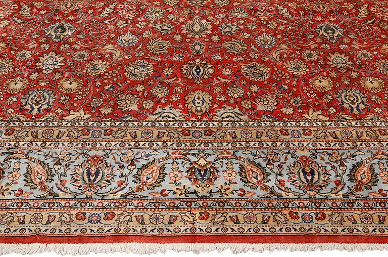 A part silk Sarouk carpet, approx. 530 x 365 cm.