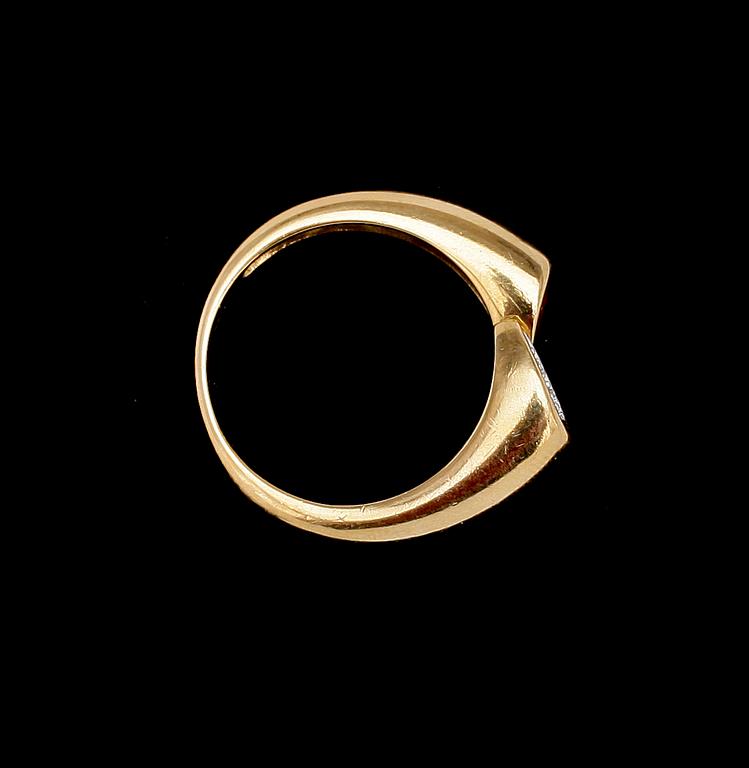 RING, 18k guld, Rubin samt briljantslipade diamanter. Vikt ca 6,4 g.