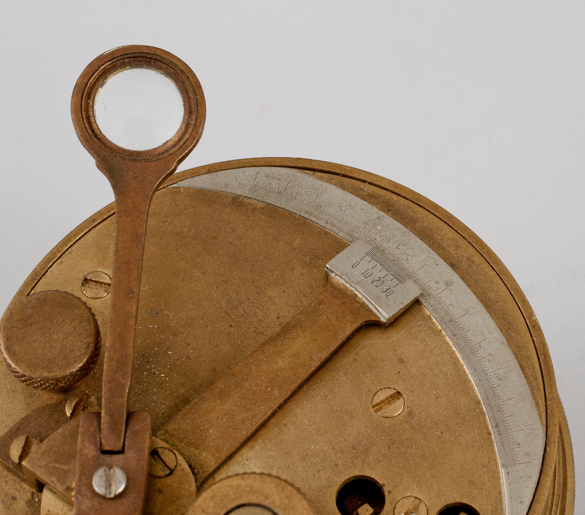 FICKSEXTANT SAMT HÖJDMÄTARE, 2 st, mässing, 1900-talets första hälft.