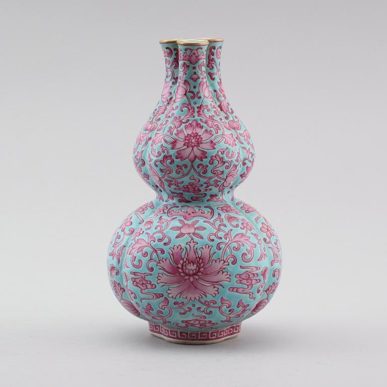 TULPANVAS, porslin, Kina, sannolikt 1900-tal.