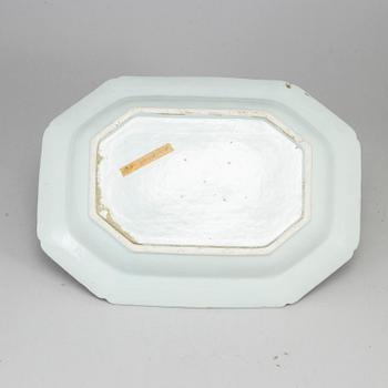 Oktagonalt med dekori  underglasyrblått av flodlandskap. Längd 36,5 cm.