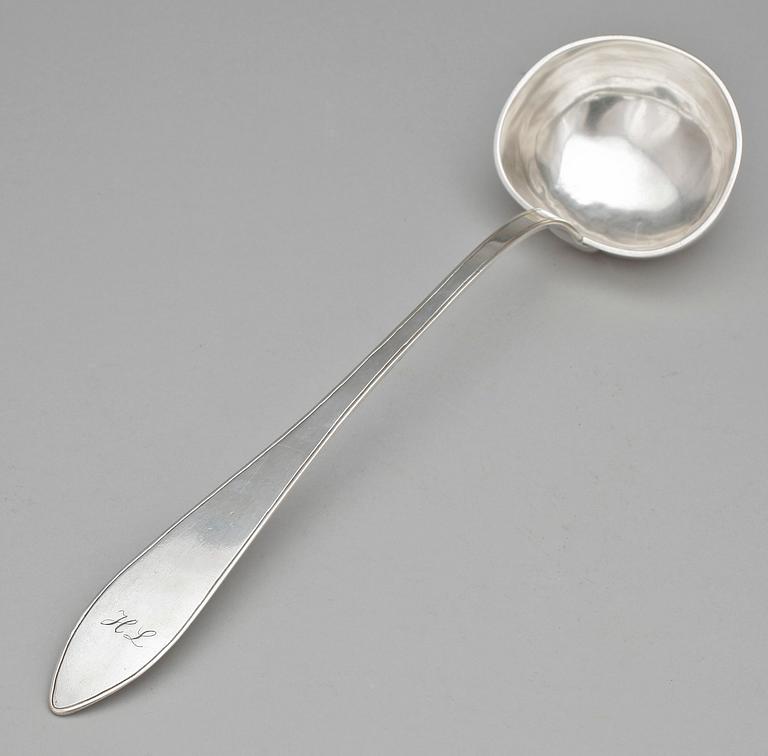 SOPPSLEV, silver, Carl Lindahl, Strömstad 1811, total vikt 236g.