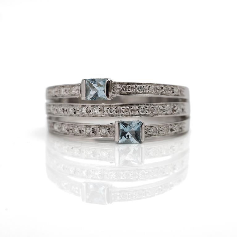 Ring, 18K white gold with aquamarines and brilliant-cut diamonds.