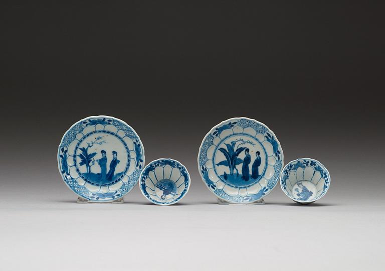 A pair of blue and white cups and saucers, Qing dynasty Kangxi (1662-1722).