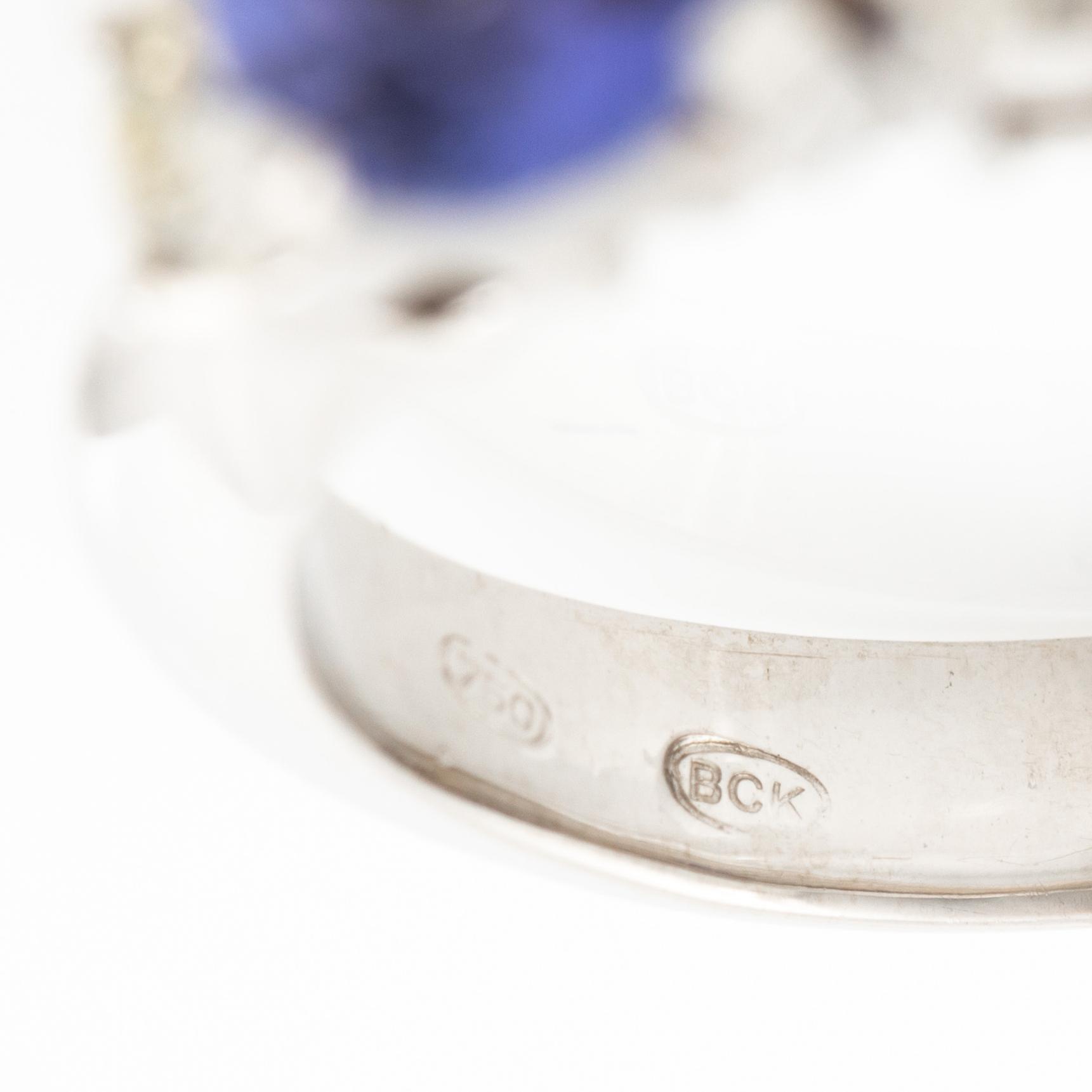 Ring 18K white gold with tanzanite and brilliant-cut diamonds.