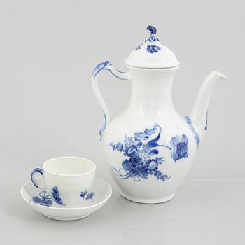 Royal Copenhagen, mat- och kaffeservis, porslin, 108 delar, "Blå blomst", Danmark.