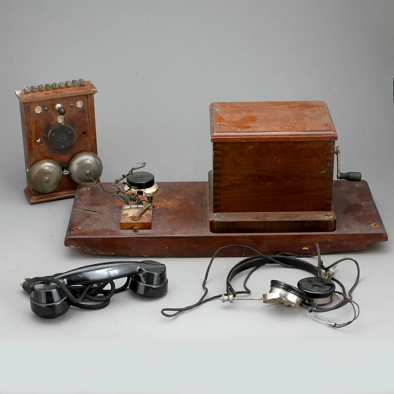 VÄGGTELEFON, med tillbehör, tidigt 1900-tal.