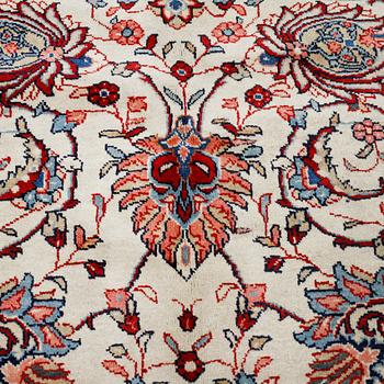 A Sarouk rug, old/semiantik, 425 x 295 cm.