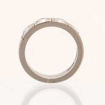 Ring halvallians 18K vitguld med runda briljantslipade diamanter av Bodens Guldatelje Johanneshov 1968.