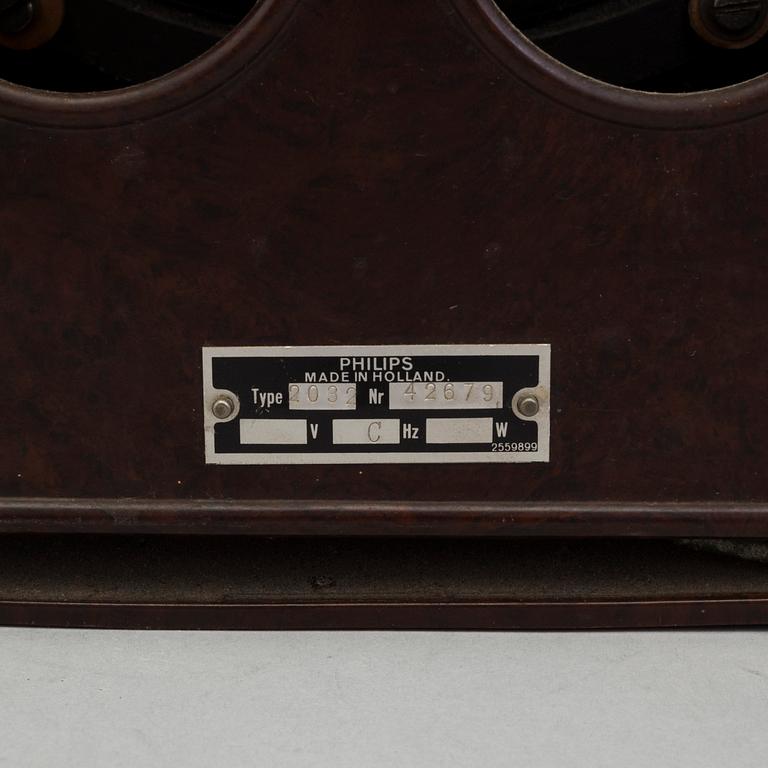 A radio and a loudspeaker, including Philips, 1930´s/40´s.