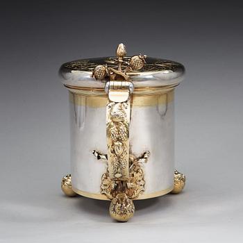 A Baltic late 17th century/early 18th century parcel-gilt tankard, marks of Israel Caroli, Riga (1691-1709).